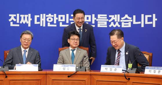 김병기 더불어민주당 대표 직무대행 겸 원내대표(가운데 뒤)가 30일 오전 국회에서 열린 민주당-경제단체 상법 간담회를 찾아 참석자들과 인사하고 있다. 앞줄 왼쪽부터 김창범 한국경제인협회 부회장, 진성준 정책위의장, 박일준 대한상공회의소 부회장. 임현동 기자