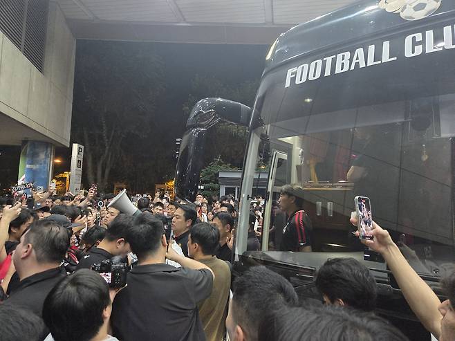 프로축구 FC서울 팬들이 29일 포항전이 끝난 뒤 선수단 버스를 가로 막았다. 기성용의 포항행에 책임이 있는 김기동 감독에 항의하기 위해서였다. 박린 기자