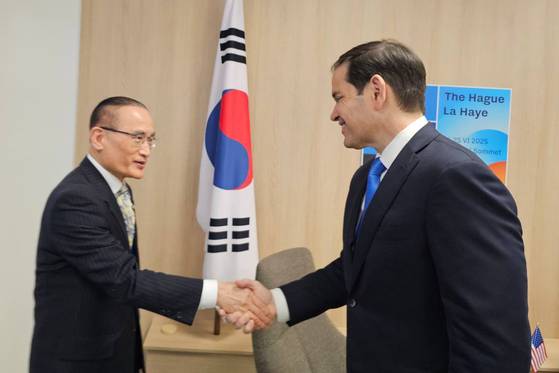 지난 25일(현지시간) 네덜란드 헤이그에서 개최된 북대서양조약기구(NATO·나토) 정상회의에 이재명 대통령을 대신해 참석한 위성락 국가안보실장이 마코 루비오 미국 국무장관 겸 국가안보보좌관과 면담에서 악수하고 있다. 대통령실