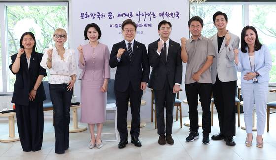 이재명 대통령이 30일 서울 용산구 대통령실 파인그라스에서 열린 문화예술계 수상자 간담회 '문화강국의 꿈, 세계로 나아가는 대한민국' 행사에서 참석 문화예술계 수상자들과 기념촬영을 하고 있다.(왼쪽부터 허가영 감독, 조수미 성악가, 김혜경 여사, 이 대통령, 박천휴 작가, 김원석 감독, 박윤재 발레리노, 강유정 대변인). 대통령실 사진기자단