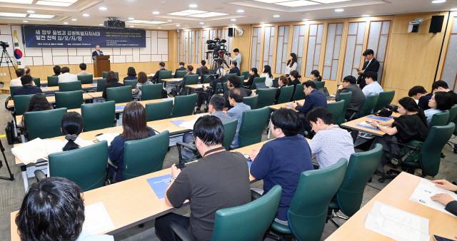 ▲ 새 정부 출범과 강원특별자치시대 발전 전략 심포지엄이 지난 26일 국회의원회관 제3세미나실에서 양구출신 정성호 국회의원(행정안전부 장관 임명자)과  송기헌·허영 국회의원, 김중석 강원도민일보 회장,최상기 인제군수, 이희열 도 기획조정실장 등 내빈과 관계자들이 참석한 가운데 열렸다.  방도겸 기자