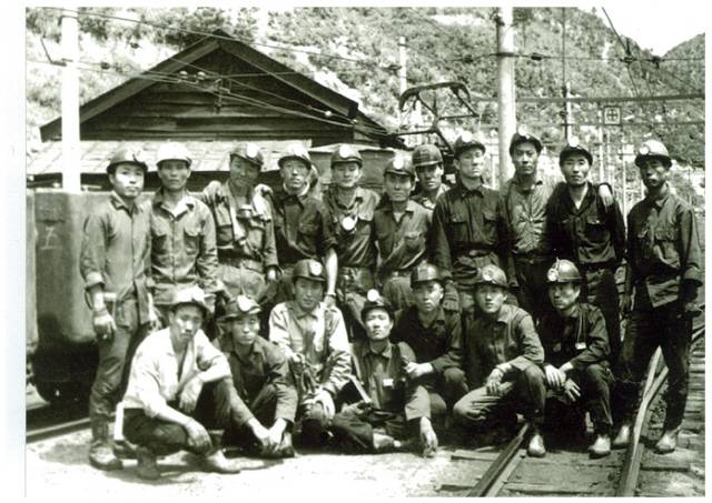 ▲ 파독광부들이 독일로 떠나기 전 태백 장성광업소에서 실습교육을 받던 중 찍은 기념 사진. 본지는 한국파독연합회로부터 제공받은 사진을 도에 전달했다.  한국파독연합회 제공