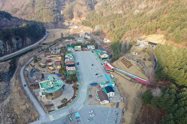 ▲ 지난 3월 시설물 교체사업으로 운행이 중단됐던 정선 화암동굴 모노레일이 30일부터 본격 운행에 들어갔다.사진은 정선화암동굴 전경.