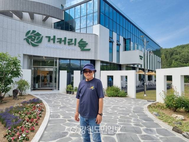 ▲ 평창군 진부면 능골길 해발 750여m 백적산 기슭 울창한 숲에 지난달 문을 연 북카페 ‘거커리 숲’과 김남성 대표.