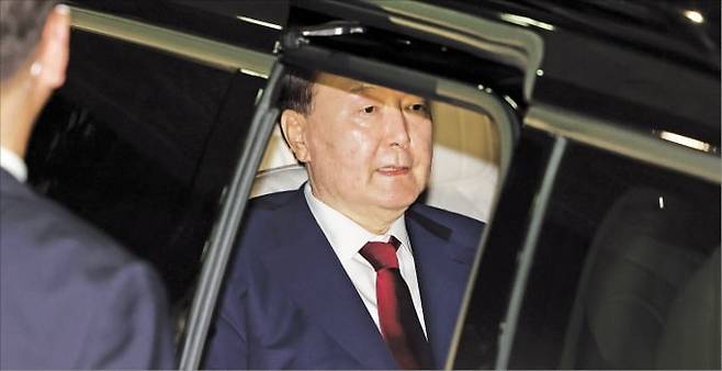 지난 28일 내란 혐의로 특검에 출석해 대면조사를 받은 윤석열 전 대통령이 서울고등검찰청 청사를 나선 뒤 차량에 탑승하고 있다.  연합뉴스