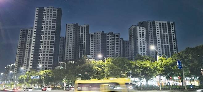 < 다 지었는데 ‘텅텅’…캄캄한 아파트 단지 > 지난달 전국 준공 후 미분양 물량이 2만6422가구로 11년8개월 만에 최대치를 기록했다. 단지 전체(990가구)가 미분양 물량으로 남아 불이 꺼져 있는 대구 달서구 상인동 푸르지오센터파크 모습. /대구=오경묵 기자