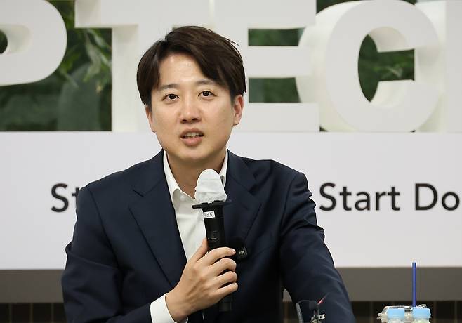 이준석 개혁신당 의원이 지난 7일 대전 유성구 한국과학기술원(KAIST)에서 재학생들과 '2030 현장 청취' 간담회를 진행하고 있는 모습. / 사진=연합뉴스