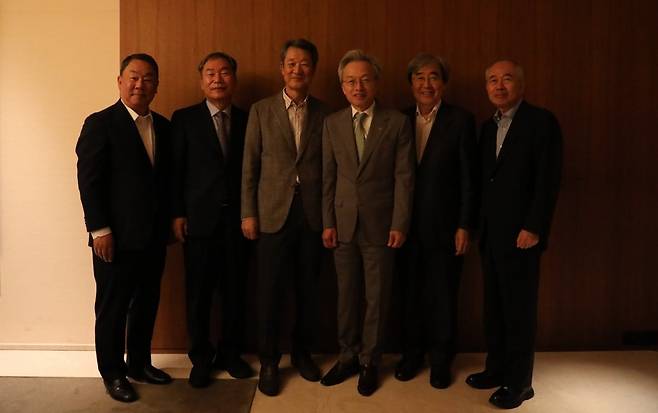 (왼쪽부터) 조문수 한국카본 회장, 박일동 디섹 회장, 이세용 이랜텍 회장(위원장), 최진식 한국중견기업연합회 회장, 박진선 샘표식품 사장, 황철주 주성엔지니어링 회장. 한국중견기업연합회 제공