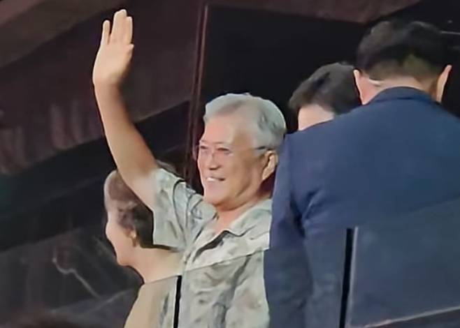 김어준씨가 기획한 '더파워풀'에 참석한 문재인 전 대통령 부부 모습. /출처=온라인 커뮤니티, 유튜브