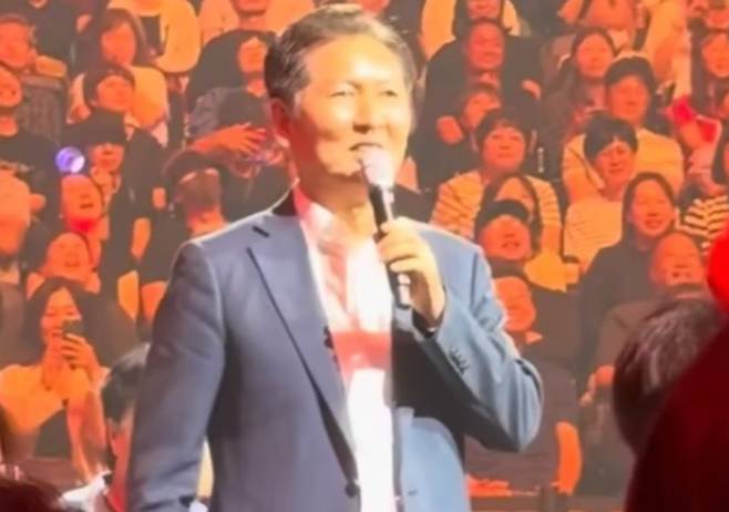 '더파워풀' 공연에서 발언하는 정청래 민주당 의원. /출처=온라인 커뮤니티, 유튜브