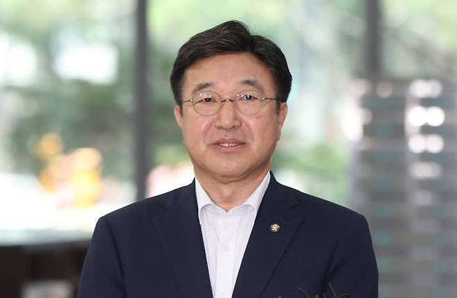 윤호중 행정안전부 장관 후보자가 30일 서울 종로구 적선동에 마련된 인사청문회 준비 사무실로 출근하며 지명 소감을 말하고 있다./ 사진=김범준 기자