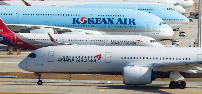 인천국제공항에 대기중인 대한항공·아시아나항공 여객기. 뉴스1