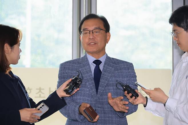 순직 해병 수사 방해 의혹 사건을 수사하는 이명현 특별검사가 26일 서울 서초구 사무실 로비에서 기자의 질문에 답하고 있다. 연합뉴스