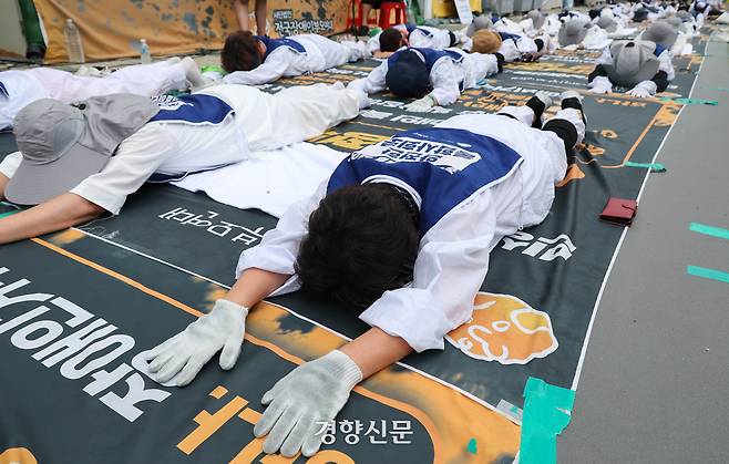 전국장애인부모연대 소속 어머니들이 30일 국회 앞에서 돌봄국가책임제 실현 등 발달장애인 권리 확보를 촉구하며 오체투지를 하고 있다. 성동훈 기자