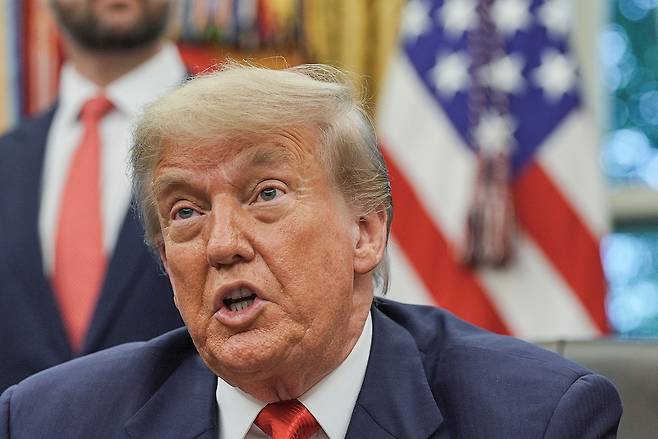 도널드 트럼프 미국 대통령이 지난 27일(현지시간) 워싱턴 백악관 집무실에서 테레즈 케이캄바 바그너 콩고민주공화국 외무장관 등과의 회담 중 발언하고 있다. 로이터연합뉴스