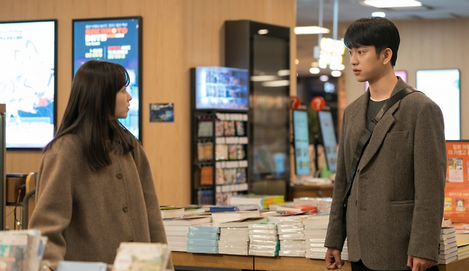 tvN 드라마 <미지의 서울> 속 미지(박보영)과 호수(박진영). tvN 제공
