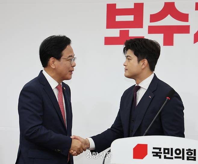 김용태 국민의힘 비대위원장(오른쪽)이 30일 국회에서 열린 퇴임 기자회견 도중 송언석 원내대표와 악수하고 있다. 박민규 선임기자