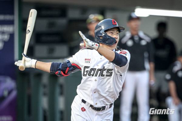 롯데 박찬형은 입단 불과 한 달여만에 1군 무대를 밟았다. 무서운 성장세로 ‘박찬형 주의보’라는 말을 낳았다. 사진은 지난 27일 1군에서 첫 홈런을 친 뒤 타구를 응시하는 모습. 롯데 자이언츠 제공