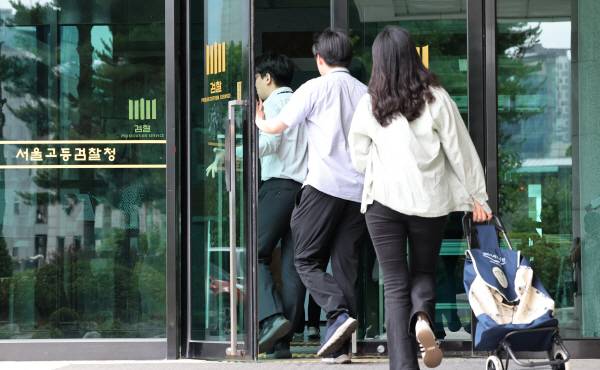 12·3비상계엄 관련 내란·외환 사건을 수사하는 조은석 특별검사팀이 윤석열 전 대통령에게 다음 달 1일 오전 9시까지 재출석하라고 통보한 가운데 30일 서울고등검찰청에서 관계자들이 이동하고 있다. 연합뉴스