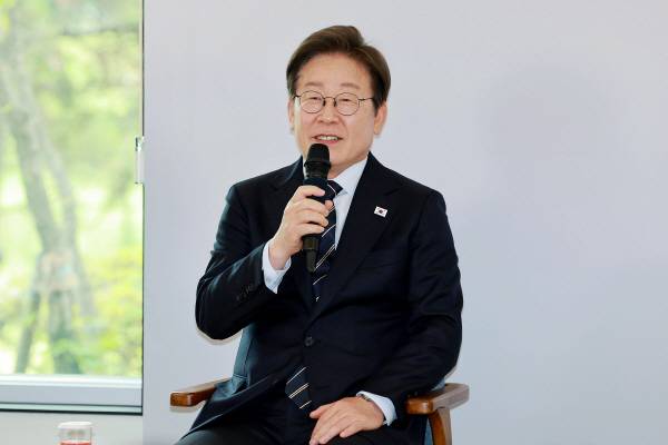 이재명 대통령이 30일 서울 용산 대통령실 파인그라스에서 열린 문화예술계 수상자 간담회에서 발언하고 있다. 2025.6.30 [대통령실통신사진기자단]