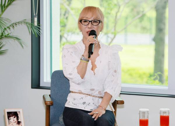 프랑스 문화예술공로훈장‘코망되르’를 수훈한 조수미 성악가가 30일 서울 용산 대통령실 파인그라스에서 이재명 대통령과 김혜경 여사가 참석한 가운데 열린 문화예술계 수상자 간담회에서 발언하고 있다. 2025.6.30 [대통령실통신사진기자단]