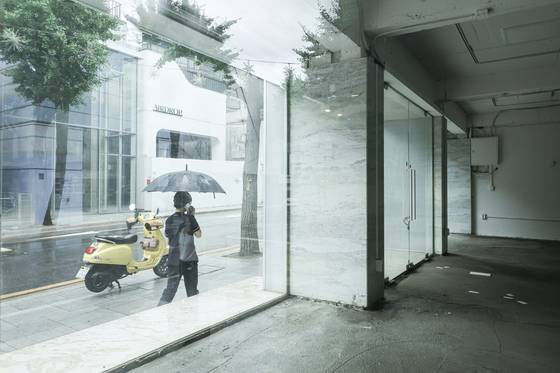 A pedestrian walks past a vacant storefront on Garosu-gil in Sinsa-dong, Gangnam District, southern Seoul, on June 25. [KIM KYUNG-ROK]