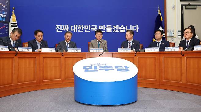 Democratic Party policy chief Jin Sung-joon, center, speaks during a meeting with vice chairs of Korea’s six major business lobbies at the National Assembly in Yeouido, western Seoul, on June 30 to hear their views on the party’s push to amend the commercial code. [YONHAP]