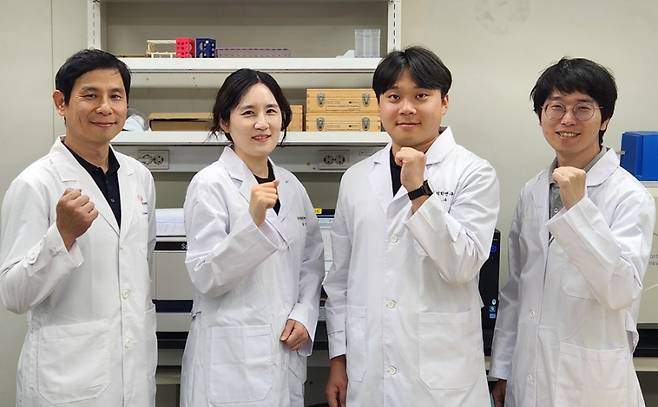 (왼쪽부터)한국한의학연구원 이진무·정미경 박사, 충남대 김상윤·박상민 교수. 한국한의학연구원