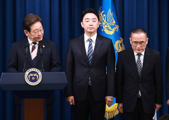 이재명 대통령이 지난 4일 서울 용산 대통령실 청사에서 열린 새 정부 첫 인사 발표에서 위성락 안보실장(오른쪽)을 소개하고 있다. 연합뉴스