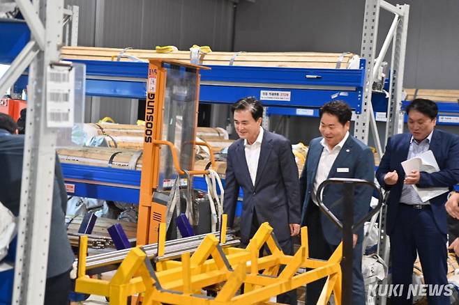 김태흠 충남지사(왼쪽)가 30일 오세현 아산 시장(가운데), 안호 산업경제실장과 반도체 가스 부품 제조업체 로타렉스코리아 사업 현장을 둘러보고 있다.