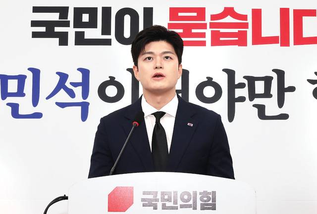 김용태 국민의힘 비상대책위원장이 29일 국회에서 순직 해병대원 진상규명 특검법 처리를 반대한 당론에 대해 사과하는 기자회견을 하고 있다. 김 위원장은 “특검을 통해서라도 진실이 명명백백히 밝혀져 편안히 영면하시길 바란다”고 말했다. 연합뉴스