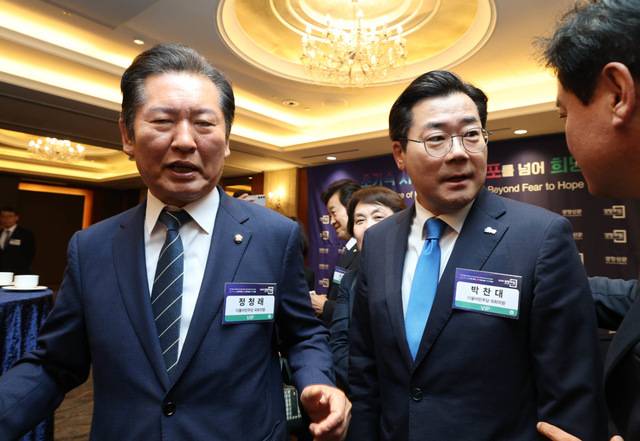 더불어민주당 당 대표에 출마한 정청래 의원(왼쪽)과 박찬대 의원이 지난 25일 서울 중구 롯데호텔에서 열린 '2025 경향포럼'에서 참석 내빈들과 차담하며 인사하고 있다. 국회사진기자단