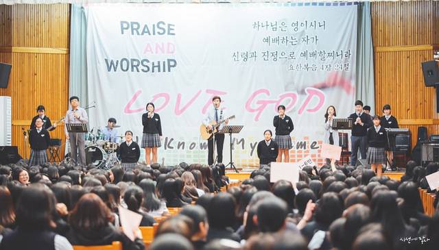 전북 전주사대부고 체육관에서 학생 찬양팀의 인도로 예배가 진행되는 모습. 전주사대부고 제공