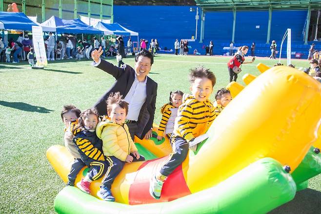 강범석 인천 서구청장이 가정어린이집연합회 체육대회에서 아이들과 함께 놀이기구를 타고 있다. 서구 제공