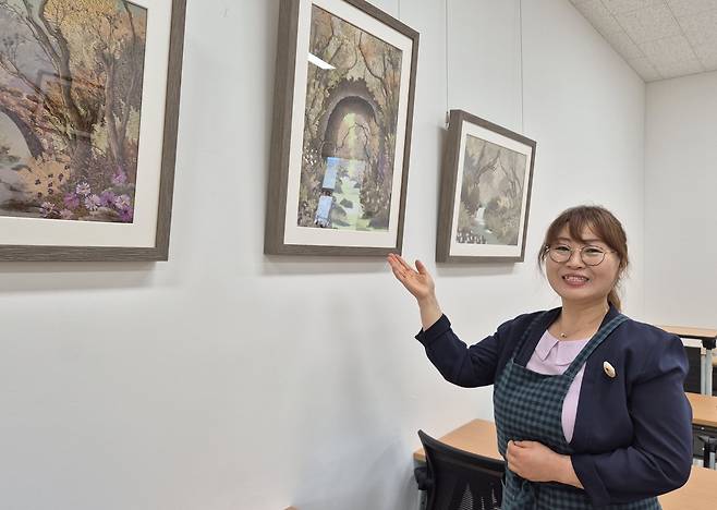 이연심 압화 작가가 벽골제창작스튜디오에서 자신의 작품 ‘연두의 기별’에 대해 설명하고 있다. 이 작품은 2022년 대한민국 압화대전에서 최우수상인 농촌진흥청장상을 받았다.