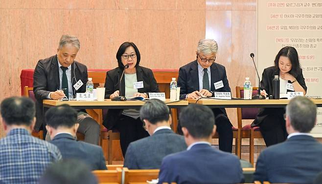 국제 에큐메니컬 회의 발제자들이 30일 서울 종로구 대한성공회 대학로교회에서 전 세계 극우주의 현상과 교회의 역할에 대해 논의하고 있다. 신석현 포토그래퍼