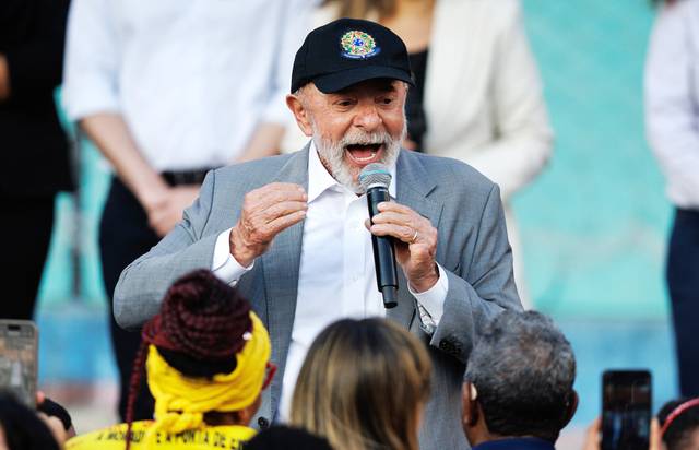 루이스 이나시우 룰라 다시우바 브라질 대통령이 지난 26일(현지시간) 상파울루의 한 빈민가에서 연설하고 있다. EPA연합뉴스