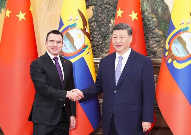 시진핑(오른쪽) 중국 국가주석이 지난 27일 베이징 인민대회당에서 다니엘 노보아 에콰도르 대통령과 만나 악수하고 있다. EPA연합뉴스