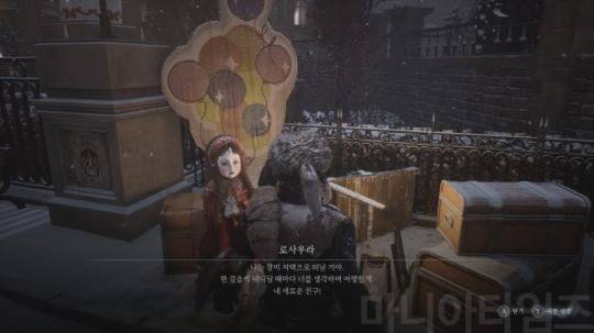 NPC와의 대화를 통해 이어져 가는 스토리들도 매우 흥미롭다. 본편처럼 결말에영행을 미치지는 않지만, 눈물겨운 이야기가 많다. 위 이미지의 로사우라 역시 안타까운 사연을 사진 인형이다. 꼭 로사우라 앞에서 인사, 탭댄스, 하트 제스처를 사용해 보자. 출처 : 네오위즈 'P의 거짓' DLC '서곡' 인게임 화면