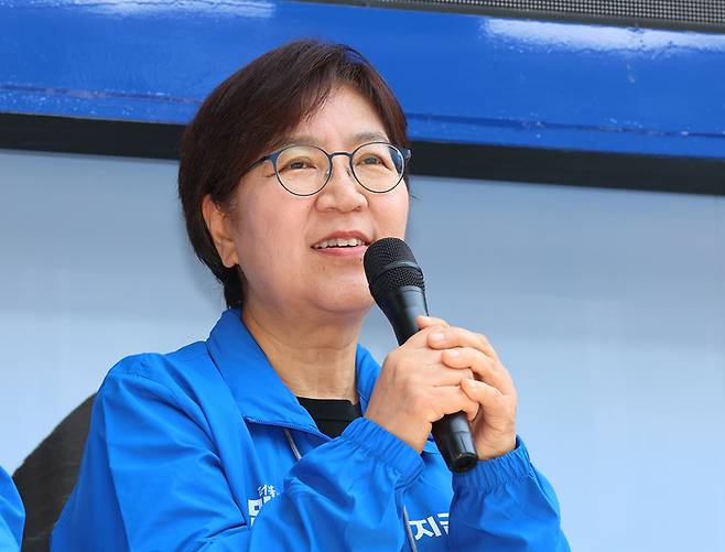 정은경 복지장관 후보자가 지난 6·3 대통령선거 공식 선거운동 첫날 당시 인천 중구 답동성당 앞 사거리에서 시민들에게 이재명 당시 대선 후보 지지를 호소하는 모습. [사진 = 연합뉴스]