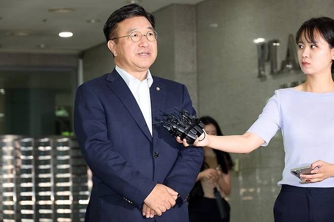 30일 인사청문회 사무실 출근길에 인터뷰를 하는 윤호중 행정안전부 장관 후보자. <제공=행정안전부>