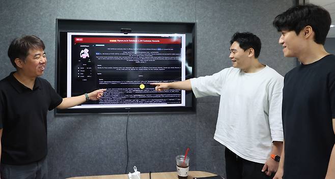 스틸리언의 이희찬 연구소장과 장형석 모바일연구팀장, 손주환 선제대응팀장(왼쪽부터)이 서울 용산구 스틸리언 사무실에서 한 해킹 데이터 판매 사이트를 살펴보고 있다. [이승환 기자]