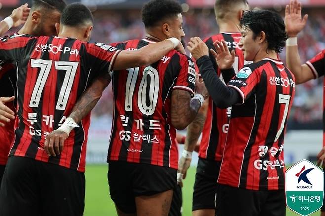 린가드의 득점을 축하해주고 있는 선수들. 사진=한국프로축구연맹
