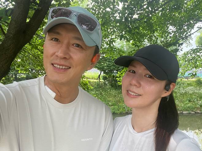 지난 24일 갑상선암(갑상샘암) 수술을 받은 진태현이 아내 박시은과 재활을 시작했다. /사진=인스타그램 갈무리