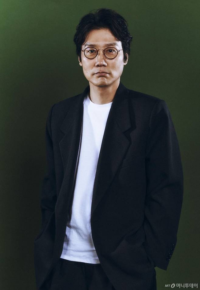 넷플릭스 오리지널 시리즈 오징어게임 시즌3의 황동혁 감독이 30일 진행된 라운드 인터뷰를 위해 포즈를 취하고 있다. /사진제공=넷플릭스
