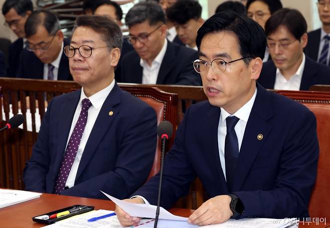 [서울=뉴시스] 조성봉 기자= 김민재 신임 행정안전부 장관 직무대행 (행안부 차관) 이 30일 서울 여의도 국회 행정안전위원회 전체회의에서 인사말을 하고 있다. 2025.06.30. suncho21@newsis.com /사진=조성봉