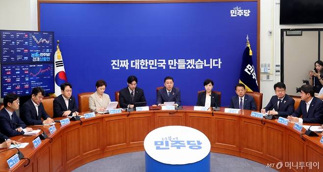 [서울=뉴시스] 조성봉 기자= 김병기 더불어민주당 당대표 직무대행 겸 원내대표가 30일 오전 서울 여의도 국회에서 열린 최고위원회의에서 발언을 하고 있다. 2025.06.30. suncho21@newsis.com /사진=조성봉