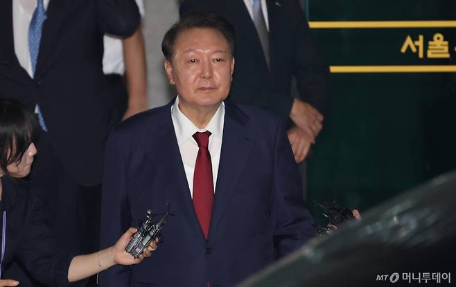 (서울=뉴스1) 김성진 기자 = 윤석열 전 대통령이 29일 새벽 서울 서초구 서울고등검찰청 청사에 마련된 내란특검 사무실에서 피의자 신분으로 조사를 마친 뒤 귀가하고 있다.(공동취재) 2025.6.29/뉴스1 Copyright (C) 뉴스1. All rights reserved. 무단 전재 및 재배포, AI학습 이용 금지. /사진=(서울=뉴스1) 김성진 기자