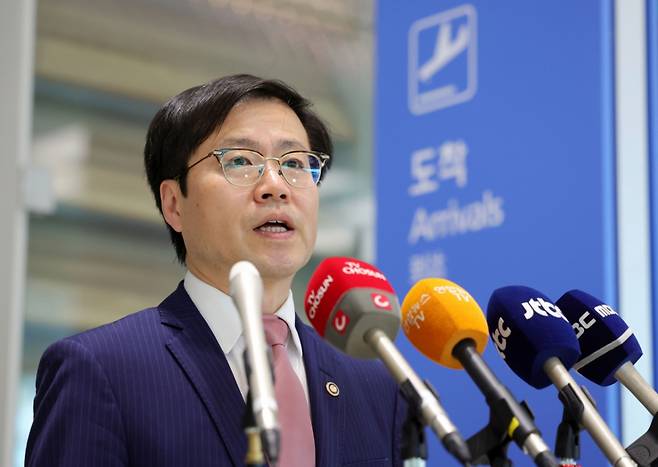 한미 고위급 통상 협상을 마친 여한구 산업통상자원부 통상교섭본부장이 29일 오후 인천국제공항 제2터미널을 통해 귀국해 취재진 질문에 답하고 있다. 2025.06.29. yesphoto@newsis.com /사진=뉴시스