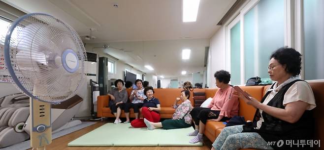 [서울=뉴시스] 김선웅 기자 = 전국 대부분 지역에 체감온도가 33도를 넘어서는 등 서울 전역에 폭염주의보가 발령된 30일 오후 서울 시내의 한 무더위쉼터에서 어르신들이 더위를 피하고 있다. 2025.06.30. mangusta@newsis.com /사진=김선웅